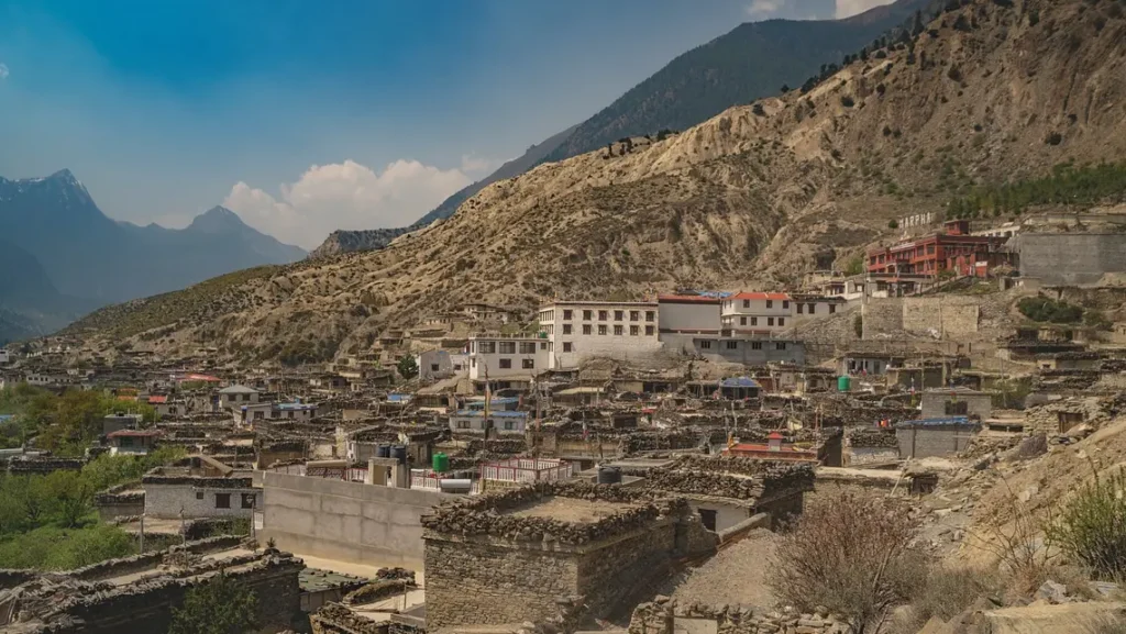 गुजमुज्ज घरहरूको बस्ती मार्फा गाउँ