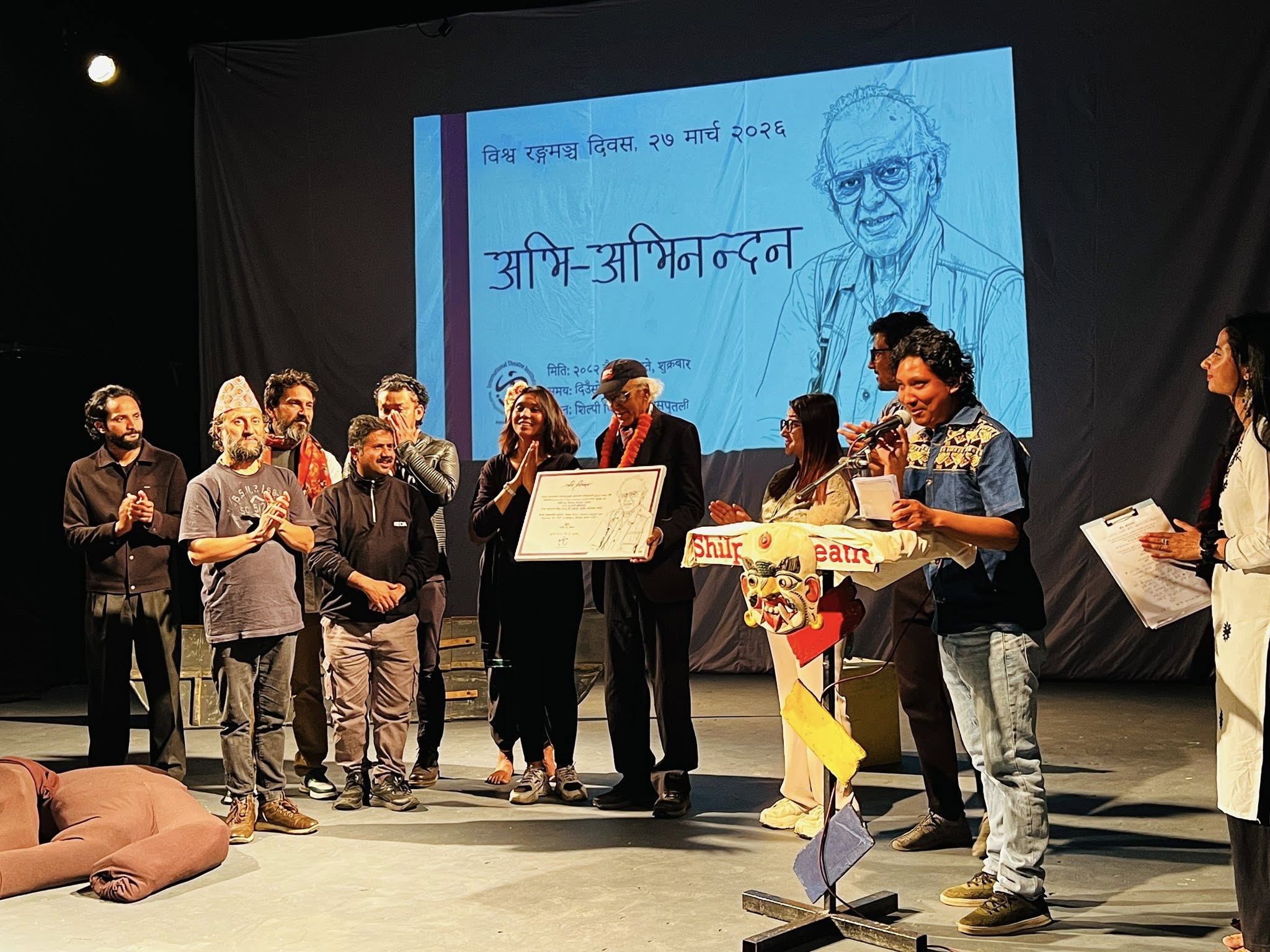 मञ्चमै आफ्नै पात्रबाट अभिनन्दित अभि सुवेदी